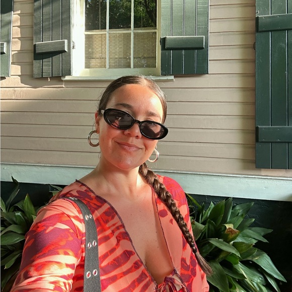 • h i • - Picture 1 of 3